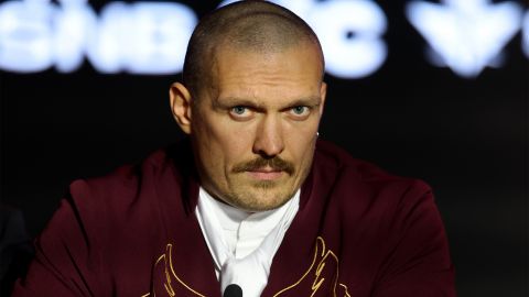 Менеджер Олександра Усика, Олександр Лапін, зробив заяву щодо майбутнього поєдинку з Тайсоном Ф'юрі. Він зазначив, що переговори тривають, і обидві сторони прагнуть досягти угоди. Лапін підкреслив важливість цього бою для обох боксерів та їхніх фанатів. 1