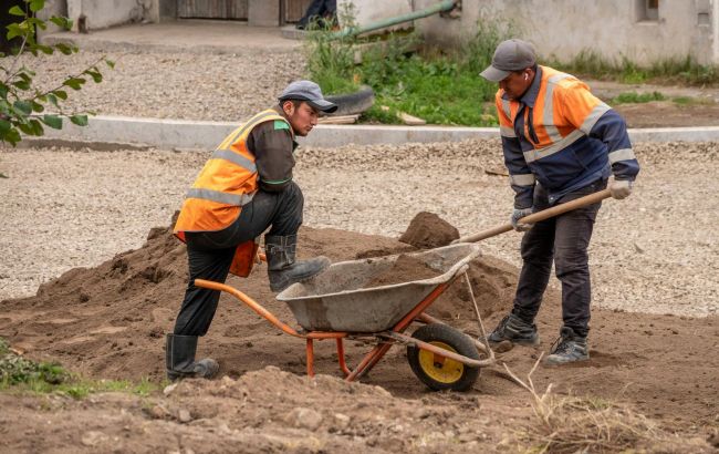 Мігранти в Україні: як функціонує російська інформаційно-психологічна операція в соціальних мережах та що відбувається насправді. 1