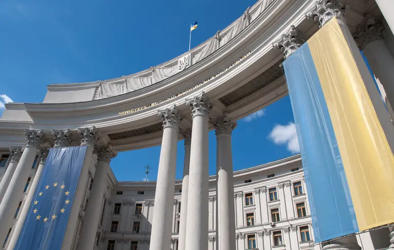 Міністерство закордонних справ України висловило занепокоєння щодо небезпеки, що виникає внаслідок спільних ядерних навчань Російської Федерації та Білорусі. 1