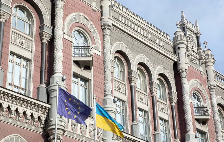 НБУ зменшує інтервенції - гривня втримала позиції НБУ зменшує інтервенції - гривня втримала позиції 1