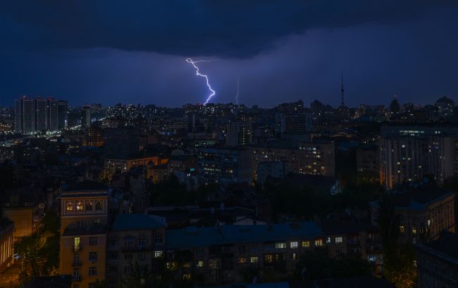 Непогода в Києві 19 травня - небо набуло апокаліптичного вигляду. 1