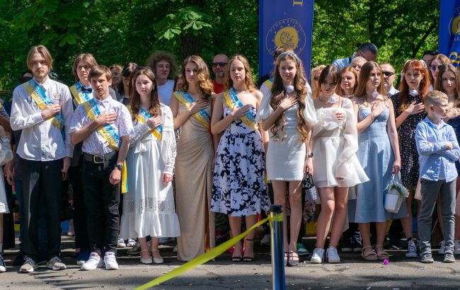 Останній дзвоник у Києві відбудеться 29 травня, а в червні в навчальних закладах проводитимуть додаткові заняття. Останній дзвоник у Києві відбудеться 29 травня, а в червні в навчальних закладах проводитимуть додаткові заняття. 1