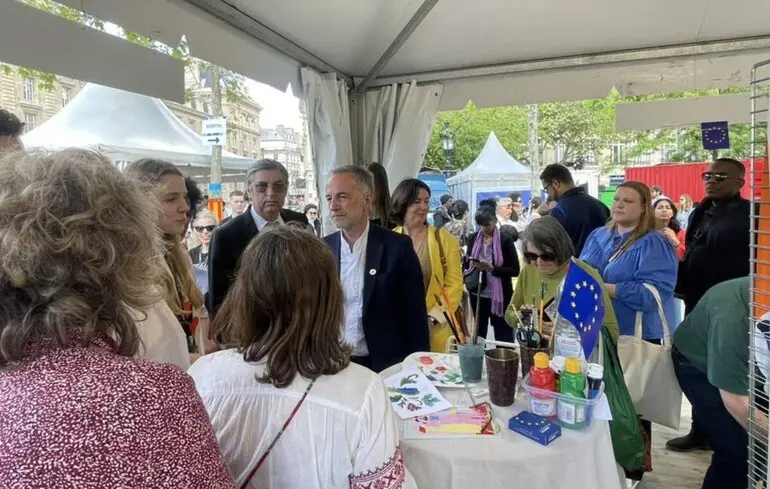 Петриківський розпис у Парижі - на День Європи мер столиці Франції опановував українське мистецтво - новини культури Петриківський розпис у Парижі - на День Європи мер столиці Франції опановував українське мистецтво - новини культури 1