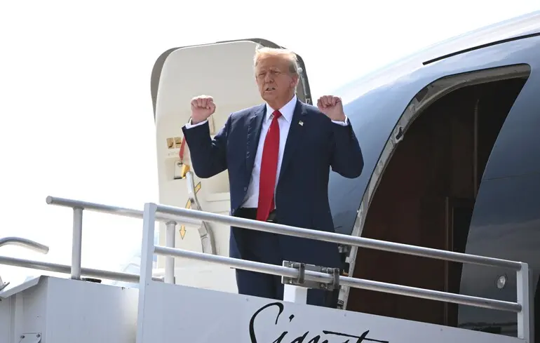 Президент Сполучених Штатів Америки Дональд Трамп вже прибув до Пекіна для проведення саміту з Сі Цзіньпіном. 1