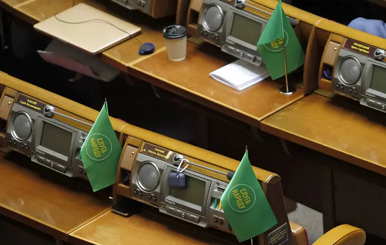 Президент Зеленський провів зустріч з фракцією "Слуга народу". Обговорювалися ключові питання, а також були присутні члени фракції. 1