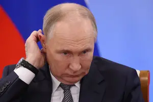 Причини, чому Путін не припиняє військові дії проти України, є складними та багатогранними. По-перше, це може бути пов'язано з політичними амбіціями російського керівництва, яке прагне зміцнити свій вплив у регіоні. По-друге, військові дії можуть використовуватися для відволікання уваги населення від внутрішніх проблем країни. Крім того, стратегічні цілі, які ставить перед собою Кремль, можуть вимагати продовження конфлікту. Важливими також є економічні та військові фактори, які впливають на рішення про продовження бойових дій. 2