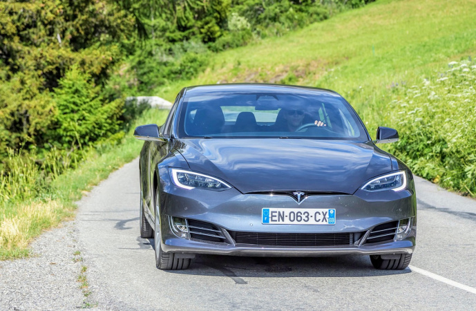 Продажі електромобілів Tesla, виготовлених у Китаї, зросли на 36%. Продажі електромобілів Tesla, виготовлених у Китаї, зросли на 36%. 1