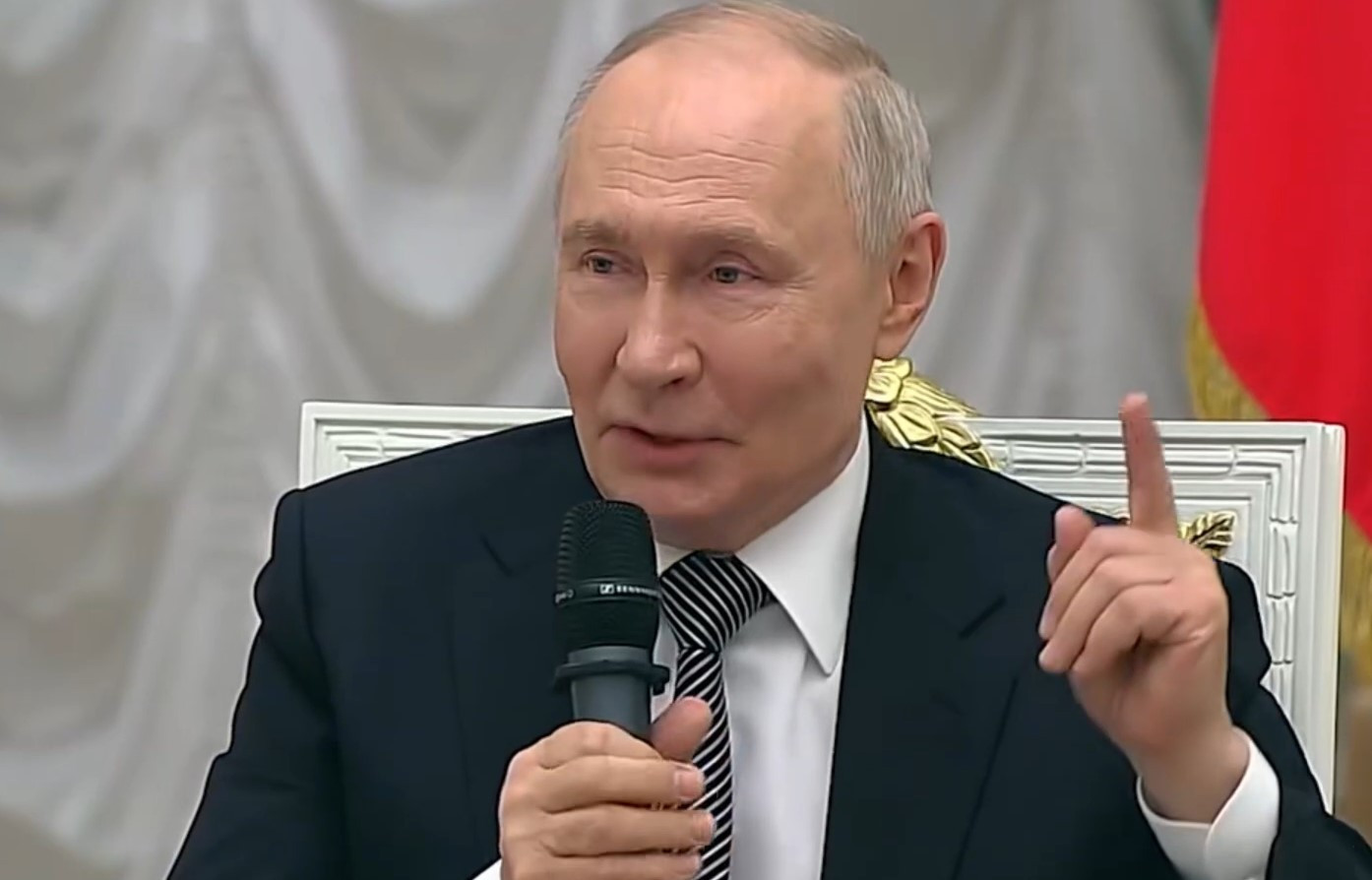 Путін під час зустрічі з військовими злочинцями тричі не зміг вимовити слово "ура". 1