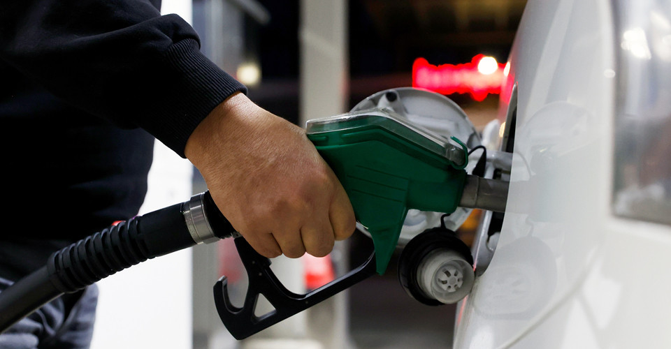 Росіяни другий день поспіль б'ють по АЗС у Харкові: сьогодні уразили 4, учора - теж 4 Протягом другого дня поспіль російські війська завдають ударів по автозаправним станціям у Харкові: сьогодні було уражено 4 об'єкти, вчора – також 4. 1