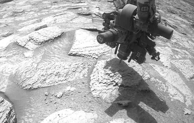 Ровер Curiosity на Марсі здійснив буріння каменю, що викликало подив у науковців. Які події розгорнулися, і як вони вирішили цю ситуацію - фото. Ровер Curiosity на Марсі здійснив буріння каменю, що викликало подив у науковців. Які події розгорнулися, і як вони вирішили цю ситуацію - фото. 1