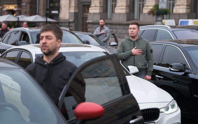 Щодня о 9-й годині ранку в Україні звучатиме хвилина мовчання, яка транслюватиметься через гучномовці. Таке рішення ухвалило Уряд. 1