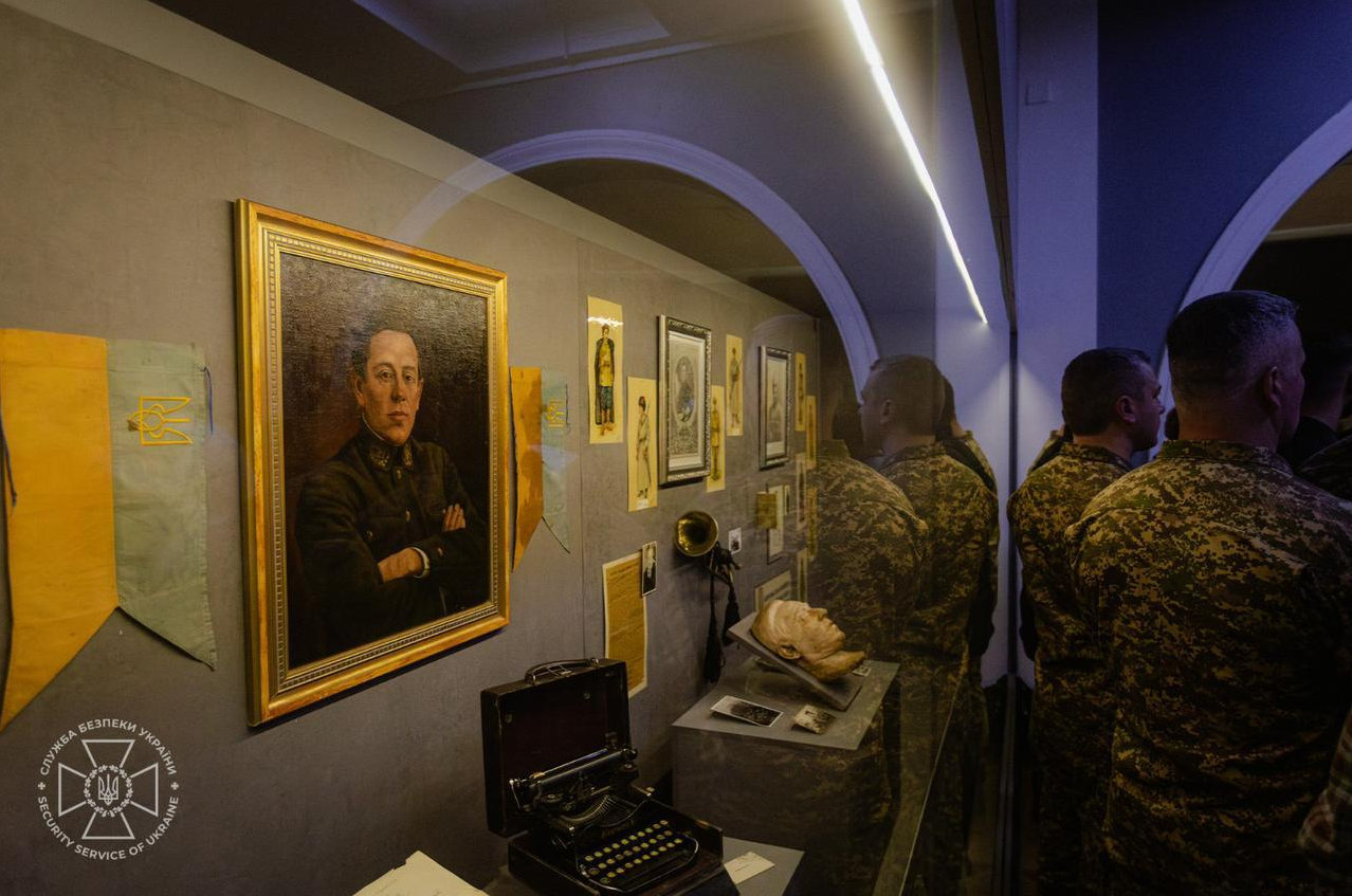 Служба безпеки України завдяки дальнім ударам по території Росії та проведенню спеціальних операцій сприяє наближенню миру в Україні, зазначив Хмара. 5