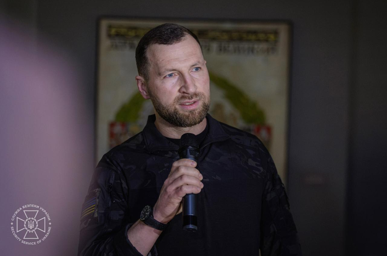 Служба безпеки України завдяки дальнім ударам по території Росії та проведенню спеціальних операцій сприяє наближенню миру в Україні, зазначив Хмара. 2