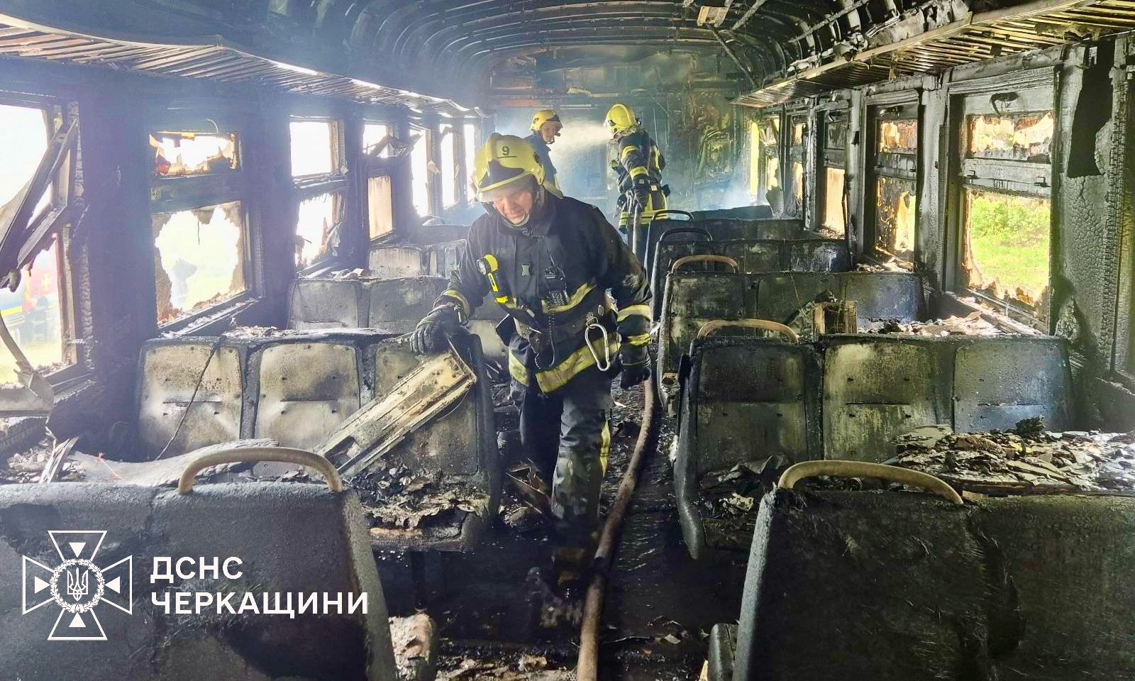 У Черкаській області сталася пожежа в електропоїзді, внаслідок чого пасажирів евакуювали. Два рейси затримуються. 3