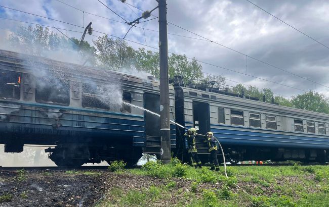 У Черкаській області сталася пожежа в електропоїзді, внаслідок чого пасажирів евакуювали. Два рейси затримуються. 1