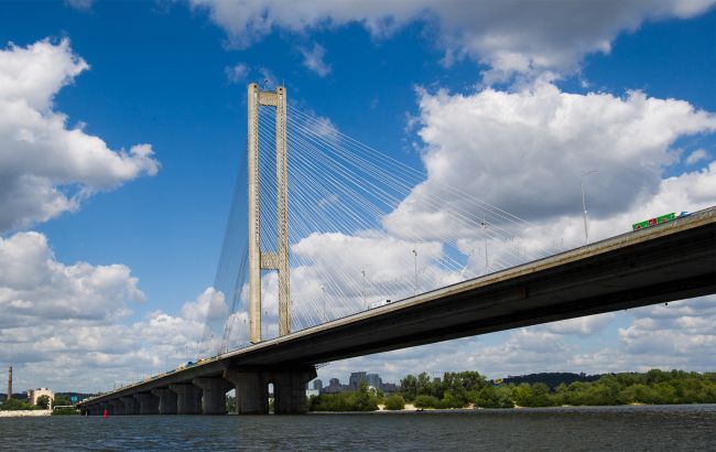 У Києві триває ремонт Південного мосту, який заплановано завершити до 31 жовтня 2026 року. Які смуги руху закриті, можна дізнатися з наданої схеми. 1