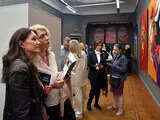 У Києві, в Картинній галереї, відбулася виставка під назвою "Твоє світло", що представляє роботи трьох художниць. 34