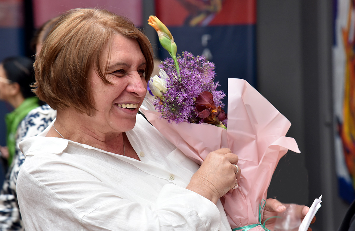 У Києві, в Картинній галереї, відбулася виставка під назвою "Твоє світло", що представляє роботи трьох художниць. 45