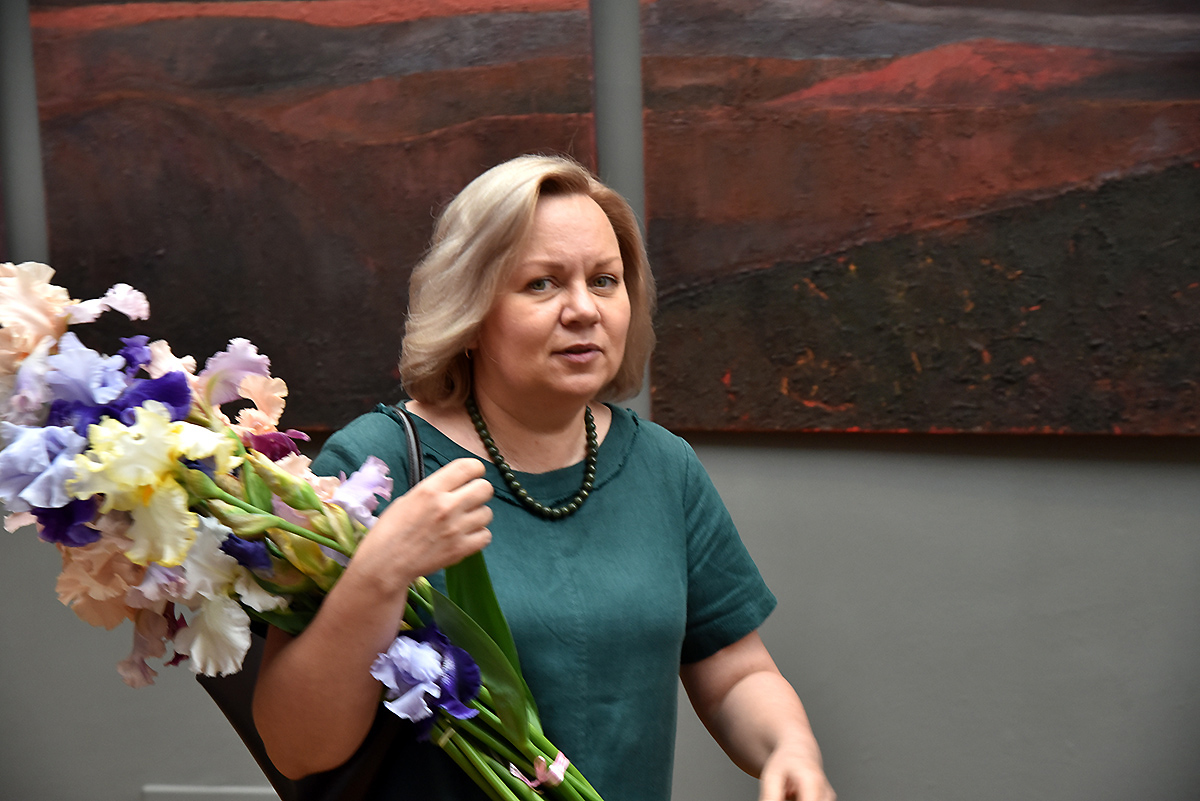 У Києві, в Картинній галереї, відбулася виставка під назвою "Твоє світло", що представляє роботи трьох художниць. 47