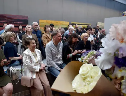 У Києві, в Картинній галереї, відбулася виставка під назвою "Твоє світло", що представляє роботи трьох художниць. 29
