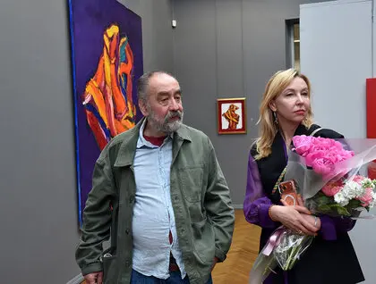 У Києві, в Картинній галереї, відбулася виставка під назвою "Твоє світло", що представляє роботи трьох художниць. 27