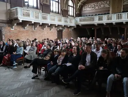 У Коломиї відбулася церемонія нагородження премії братів Ганущаків, під час якої 45 молодих музикантів отримали визнання. 2