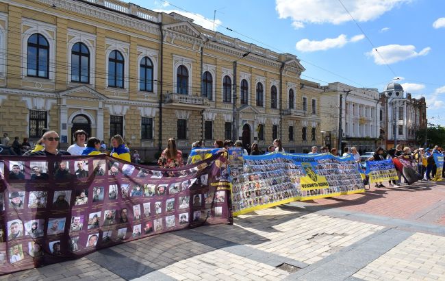 У Кропивницькому розгорнули прапор із зображеннями тисяч полонених та зниклих безвісти. 1