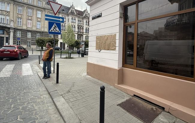 У Львові було пошкоджено пам'ятник Джохару Дудаєву. Хто саме вчинив цей акт та яке покарання їх очікує, дивіться на фото. У Львові було пошкоджено пам'ятник Джохару Дудаєву. Хто саме вчинив цей акт та яке покарання їх очікує, дивіться на фото. 1