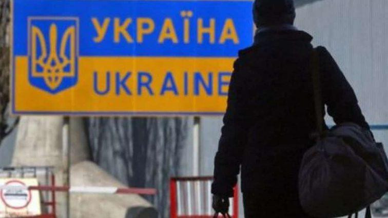 В Україні вдвічі скоротилася кількість трудових мігрантів В Україні вдвічі зменшилася кількість трудових мігрантів. 1