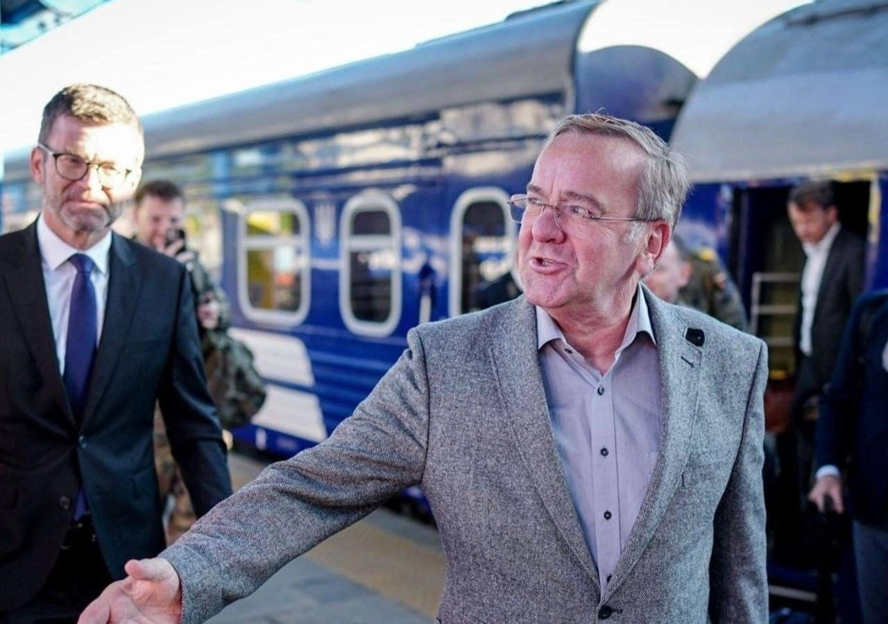 В Україну прибув міністр оборони Німеччини Борис Пісторіус В Україну приїхав міністр оборони Німеччини Борис Пісторіус. 1