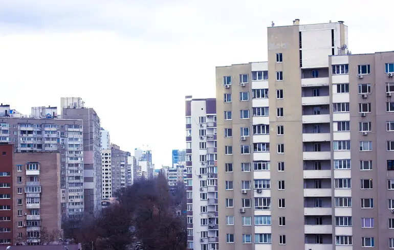 Відбудова після обстрілів - що гальмує процес у Києві 1