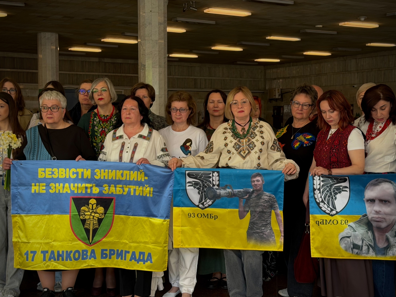 Виставка на Золотих воротах - у метро відкрили фотопроєкт Горизонти надії про родини захисників - фото 8