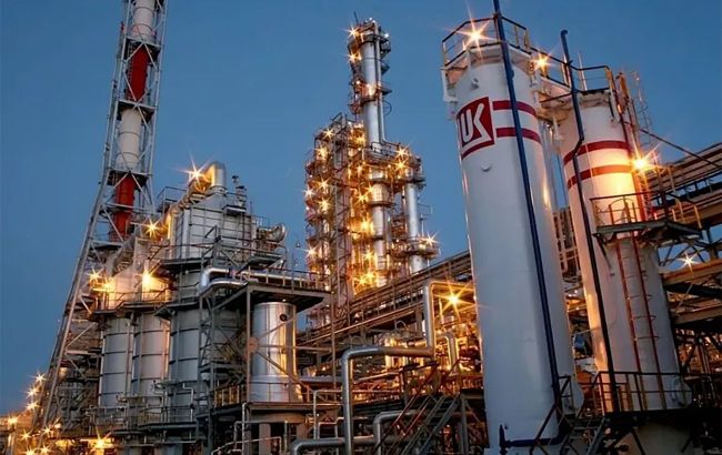 Волгоградський нафтопереробний завод зазнав атаки українських безпілотників, внаслідок чого його діяльність була призупинена. 1