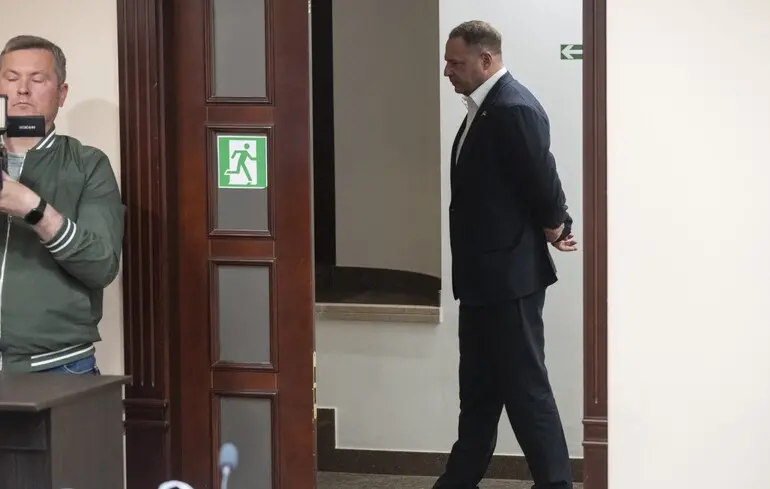 Єрмак, після сплати застави, покинув слідчий ізолятор - відео - новини України. 1