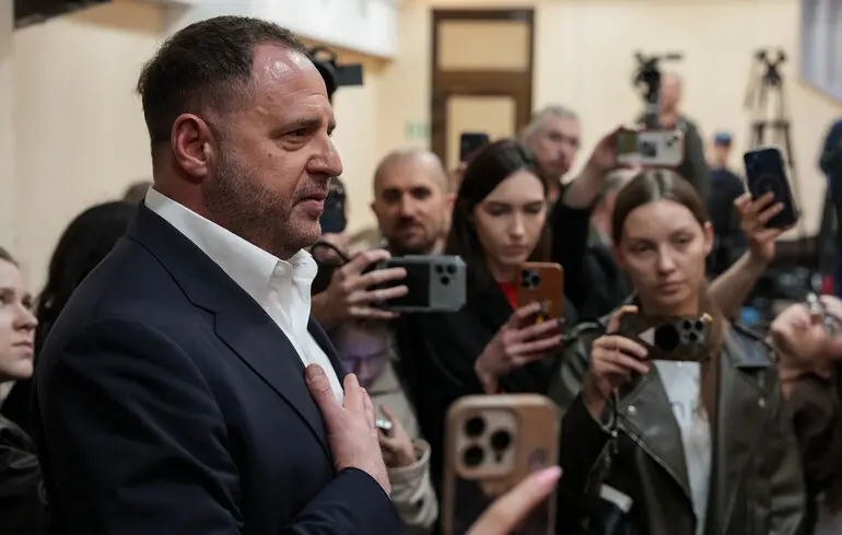 Єрмак запевняє, що не планує залишати Україну, спростовуючи чутки про можливу втечу. 1
