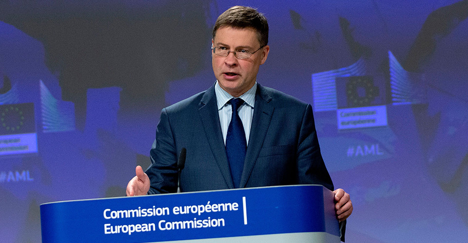 Європейський Союз уклав меморандум про надання Україні фінансової допомоги в розмірі 8,35 мільярда євро. 1