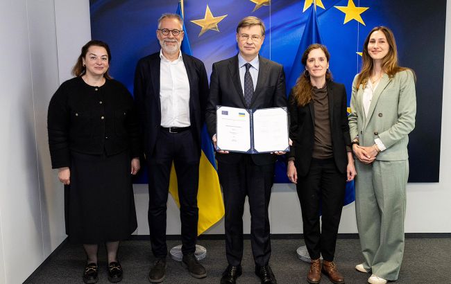 Європейський Союз затвердив фінансову підтримку Україні в розмірі 8,35 мільярда євро в рамках кредиту на 90 мільярдів євро та офіційно підписав відповідний документ. 1