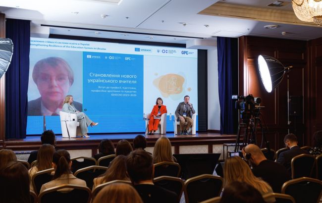Заробітна плата вчителів в Україні є нижчою за середній рівень, згідно з інформацією ЮНЕСКО про ситуацію в освіті. 1