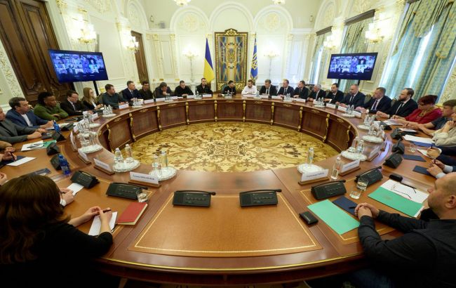 Зеленський та Буданов провели зустріч з народними депутатами та представниками місцевої влади у зв'язку з ризиками, що виникають перед опалювальним сезоном. Зеленський та Буданов провели зустріч з народними депутатами та представниками місцевої влади у зв'язку з ризиками, що виникають перед опалювальним сезоном. 1
