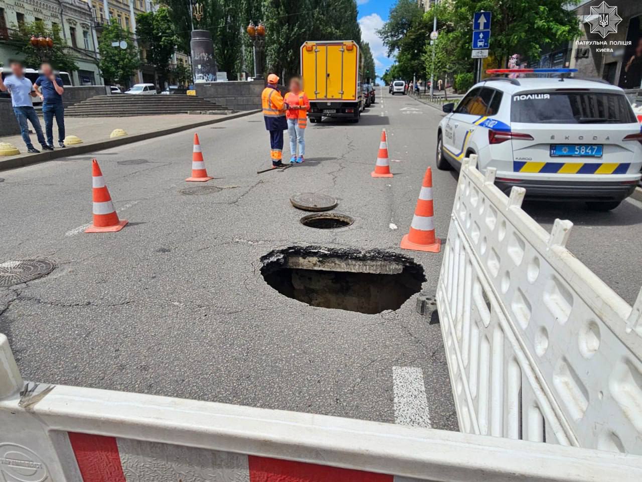 9 червня в Києві на двох ділянках доріг сталося провалля, що ускладнило рух транспорту. 2