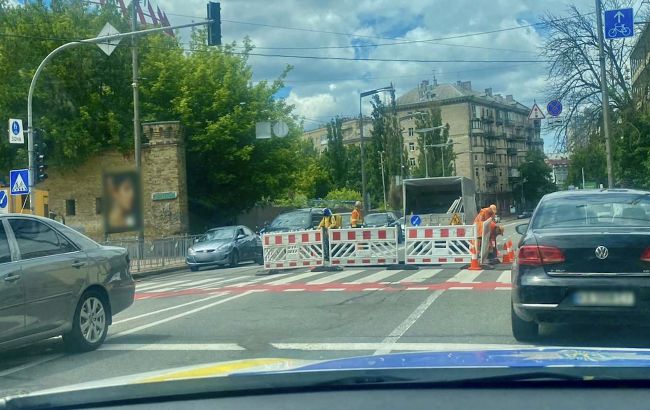 9 червня в Києві на двох ділянках доріг сталося провалля, що ускладнило рух транспорту. 1