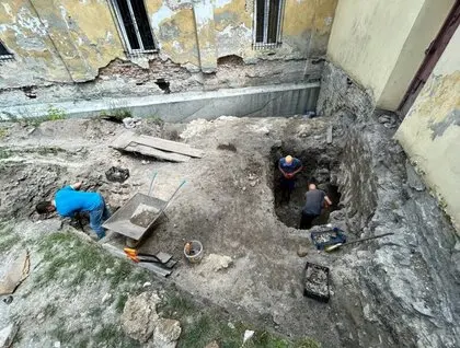 Археологи, які проводять розкопки Окольного замку, виявили вежу, що була засипана три століття тому, неподалік від бастіону Чорторийських. Фотографії знахідки представлені нижче. 2