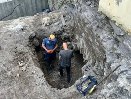 Археологи, які проводять розкопки Окольного замку, виявили вежу, що була засипана три століття тому, неподалік від бастіону Чорторийських. Фотографії знахідки представлені нижче. 1