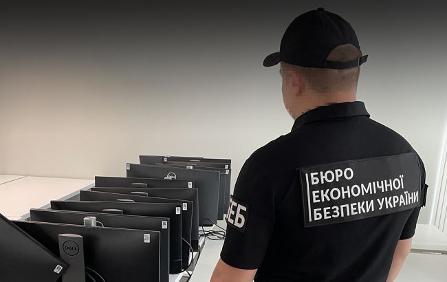 Бюро економічної безпеки виявило мережу, що займалася виготовленням підроблених паспортів для міграції до Європейського Союзу та Канади. 1