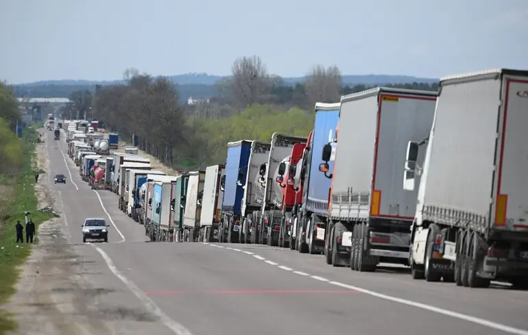 Близько 50% експорту аграрної продукції автомобільним транспортом здійснюється до Польщі. 1