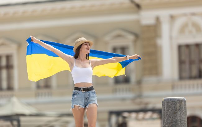 Для більшості українців незалежність та суверенітет мають вищу цінність, ніж добробут, згідно з опитуванням. 1