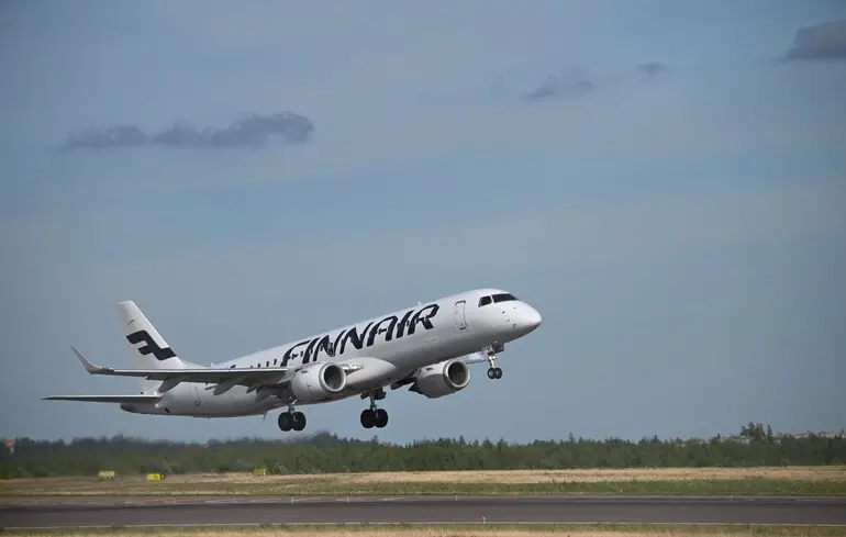Finnair розглядає можливість впровадження інтернет-зв'язку на борту своїх літаків, вибираючи між технологіями SpaceX та Amazon. 1