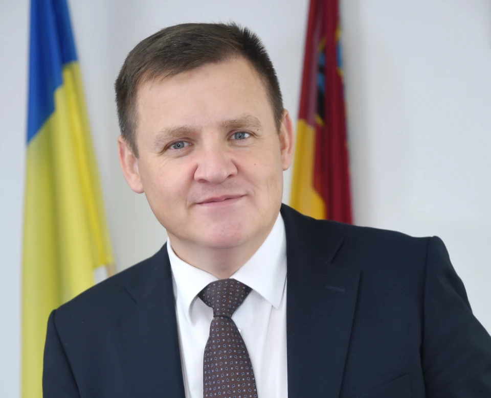 Як місто чорнобильців Славутич будує свій енергоострів, аби захиститись від блекауту Славутич, місто чорнобильців, реалізує проект створення власного енергоострова для забезпечення захисту від можливих блекаутів. 2