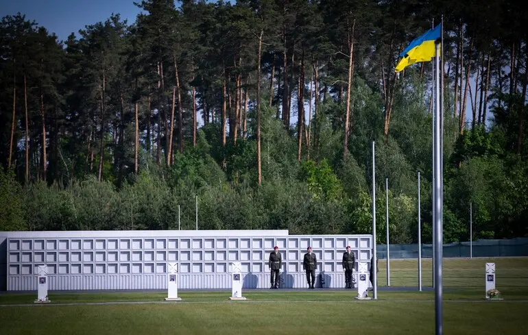 Юристи Верховної Ради України охарактеризували правки до законопроєкту щодо розміщення Національного військового меморіального комплексу в Мархалівці як фіктивні. 1