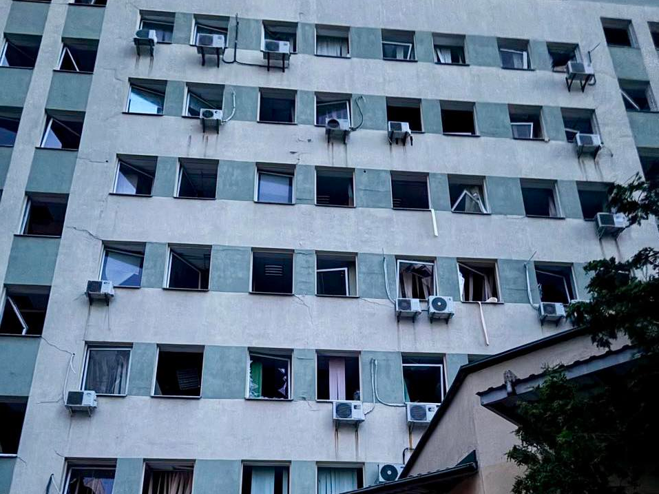Обстріл Києва 2 червня завдав шкоди будівлі податкової служби – які наслідки, фото. Обстріл Києва 2 червня завдав шкоди будівлі податкової служби – які наслідки, фото. 2
